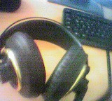 Professioneller Kopfhörer, im Hintergrund schwarze Tastatur